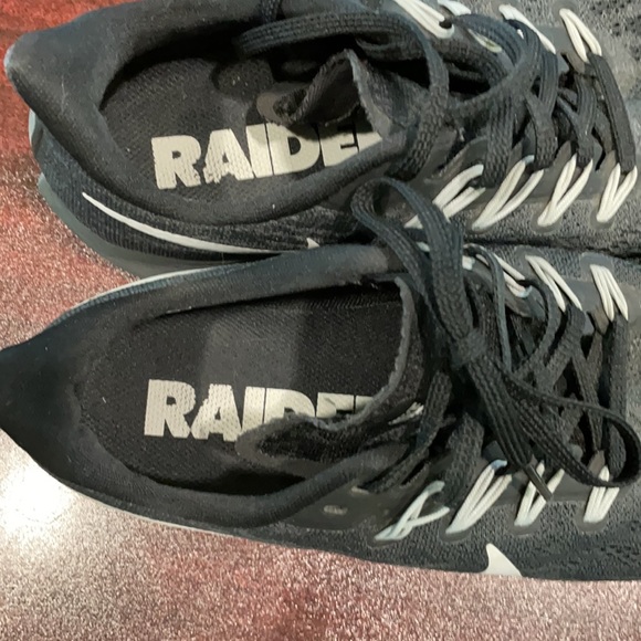 Size 8 Oakland Raiders black Nike tennis shoes Pegasus 36 - Picture 3 of 9